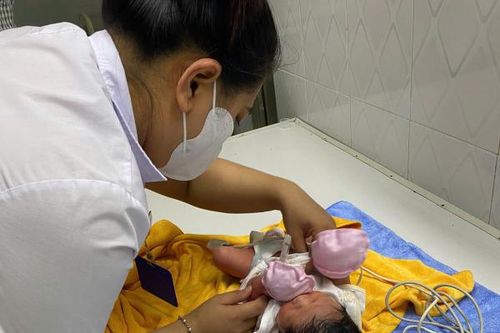 Công an phường Ninh Hòa cứu bé gái sơ sinh bị bỏ rơi sau ngôi miếu