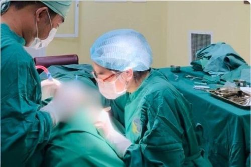 Tai nạn giao thông, người đàn ông bị nhánh cây cắm vào xuyên thái dương