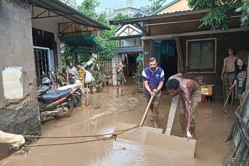 Khách Tây xắn tay dọn bùn sau lũ giúp người dân Tuyên Quang