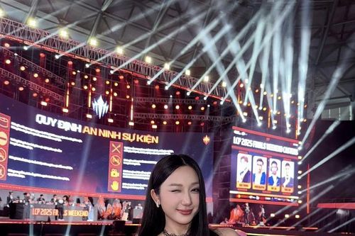 Nữ streamer diện đồ trễ nải gây tranh cãi lớn trong cộng đồng