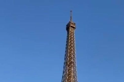 Ngắm nhìn Tháp Eiffel bên dòng sông Seine