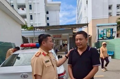 CSGT Công an tỉnh Gia Lai hỗ trợ nạn nhân tai nạn giao thông đi cấp cứu kịp thời