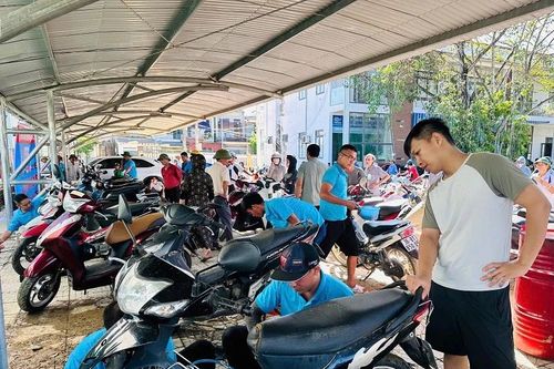 Những người thợ xông pha vùng lũ...