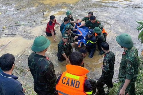 12 giờ tìm kiếm, đã thấy thi thể 2 vợ chồng bị nước cuốn trôi ở Lào Cai