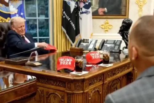 Ông Trump tung video AI ném mũ 'Trump 2028' trêu chọc đối thủ