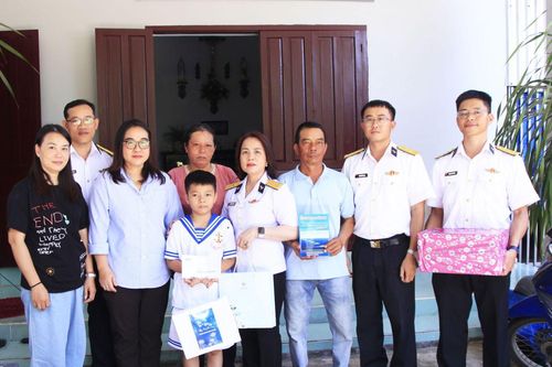 Vùng 4 Hải quân tặng quà Trung thu cho con ngư dân được nhận đỡ đầu