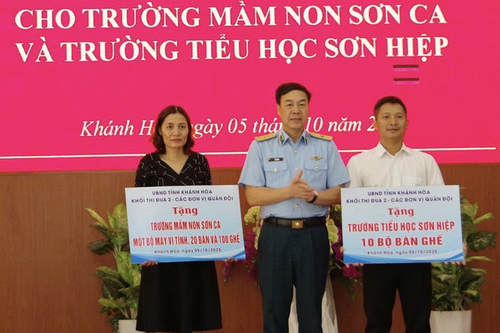 Trường Sĩ quan Không quân tặng quà thiếu nhi có hoàn cảnh khó khăn