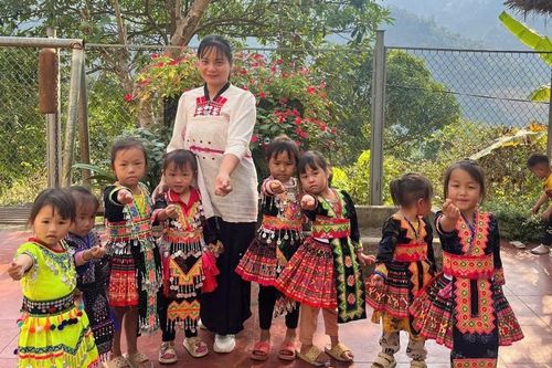 Cô giáo mầm non tự học tiếng dân tộc để dạy và hiểu văn hóa địa phương