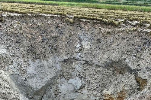 Xuất hiện hố sụt rộng khoảng 100m2, nhiều điểm bị sạt lở ở Tuyên Quang