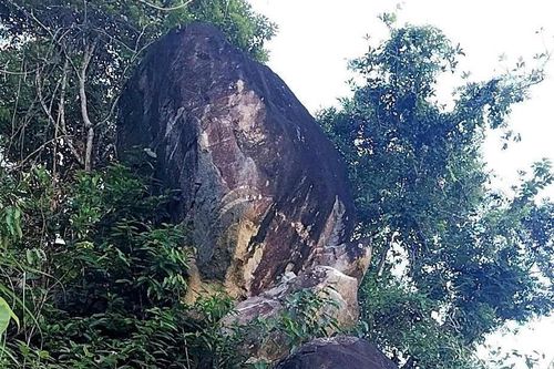 Quảng Ngãi: Nguy cơ khối đá nặng hàng chục tấn đổ sập, uy hiếp khu dân cư