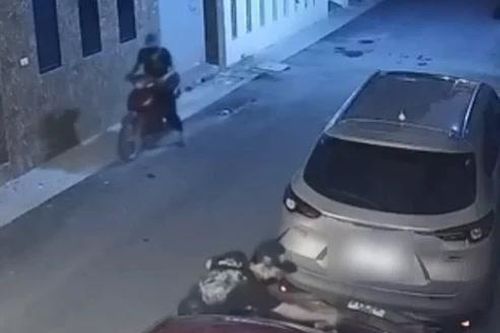 Camera 'bắt dính' hai nghi can trộm cần gạt nước nhiều ôtô tại Hà Nội