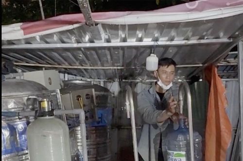 Cảnh sát kinh tế đột kích, bắt ổ nhóm sản xuất nước uống giả
