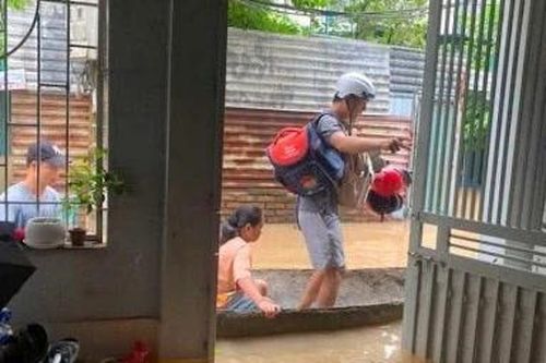 Sinh viên, người lao động vật lộn 'sinh tồn' trong phòng trọ ngập nước ở Thủ đô sau hai cơn bão liên tiếp