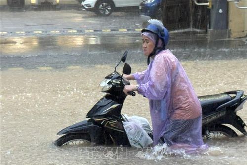 Hà Nội mưa lớn, cảnh báo hàng loạt tuyến đường nguy cơ ngập úng