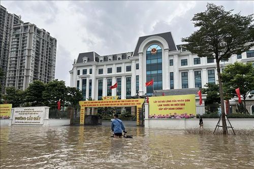 Chiều 7/10, nhiều tuyến đường Hà Nội vẫn ngập sâu giờ tan tầm