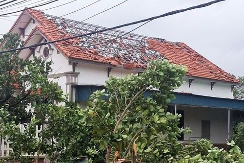 Lốc xoáy quật đổ tường, trụ điện ở Hải Phòng