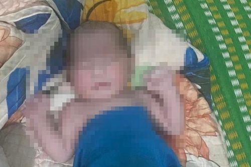 Bé trai sơ sinh còn nguyên dây rốn bị bỏ rơi trong túi bóng bên vệ đường