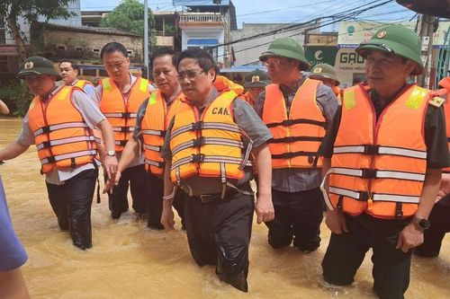 Thủ tướng Phạm Minh Chính và Bộ trưởng Phan Văn Giang tới Thái Nguyên thăm hỏi người dân bị ngập lụt