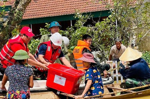 Lan tỏa yêu thương từ Chiến dịch 'Chung tay vượt lũ'