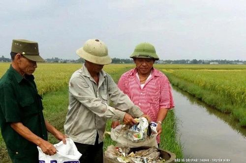 Thu gom vỏ bao bì thuốc bảo vệ thực vật để đồng ruộng sạch hơn