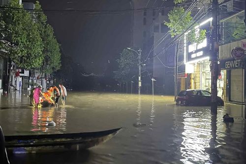 Thái Nguyên chìm trong biển nước, sinh viên kêu cứu trong đêm