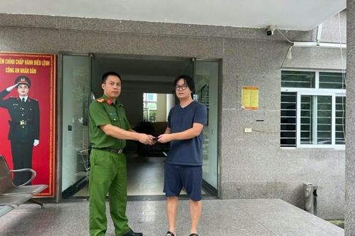 Công an phường Việt Hưng trao trả tài sản bị đánh rơi cho công dân