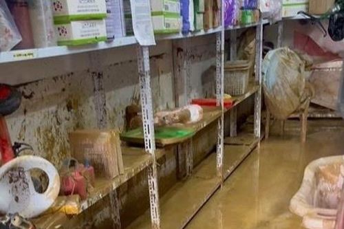 Bật khóc khi cả cửa hàng ngập trong nước lũ ở Thái Nguyên