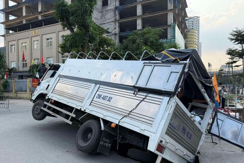 Xe tải sụp 'hố tử thần' ở Hà Nội