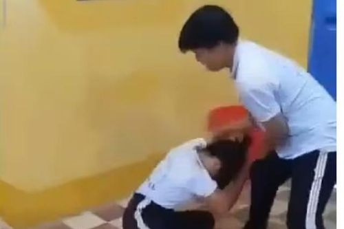 Nam sinh lớp 8 có hành động gây phẫn nộ với bạn nữ ngay trong lớp học