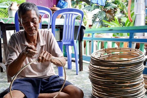 Nghề đan lọp tôm tạo thu nhập mùa nước nổi