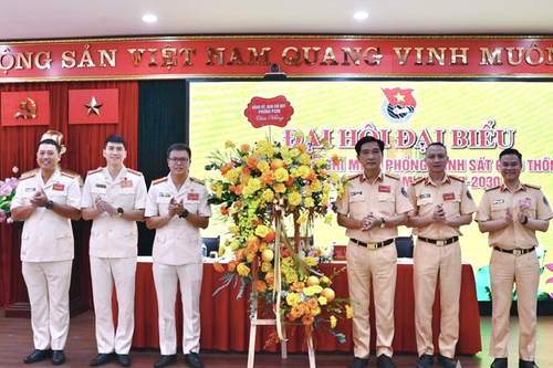 Đoàn viên thanh niên Phòng CSGT Công an TP Hà Nội không ngừng học tập, rèn luyện bản lĩnh chính trị, nghiệp vụ, tác phong