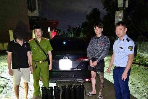 Bắt đối tượng, thu giữ 13 bình khí cười vận chuyển sang 'đất Mỏ' để tiêu thụ