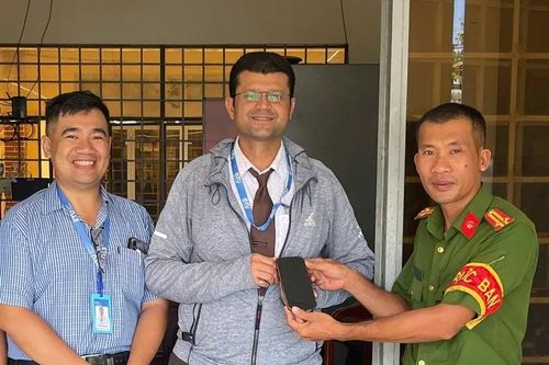 Vĩnh Long: Công an xã Tân Thành Bình trao trả điện thoại cho du khách Ấn Độ
