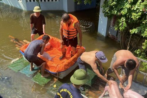 Công an Bắc Ninh giúp nhân dân khắc phục hậu quả lũ lụt