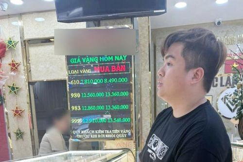 Đến nhà bạn học chơi, lẻn vào buồng 'chôm' vàng của mẹ bạn