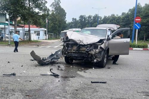 Va chạm với ô tô 7 chỗ, xe tải lật nhào giữa đường ở TP.HCM