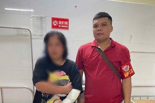 Mâu thuẫn với bạn trai, cô gái dùng dao cứa vào tay rồi lên cầu định tự tử