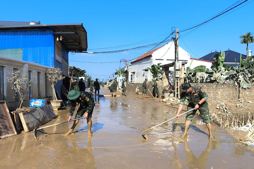 Bộ đội Đặc công giúp nhân dân khắc phục hậu quả mưa lũ