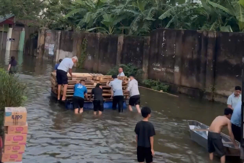 Tình người trong bão lũ