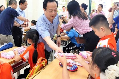 Thầy trò Thủ đô trực tiếp chia sẻ khó khăn với trường học vùng lũ