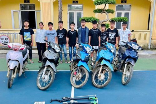 Nhóm thanh thiếu niên mang hung khí cướp biển số xe