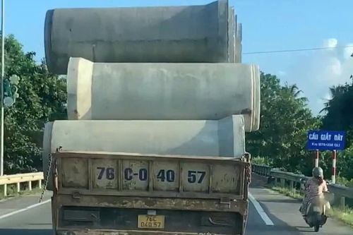 Thót tim xe tải chở cống bi chất cao như 'núi', không chằng buộc ở Quảng Ngãi