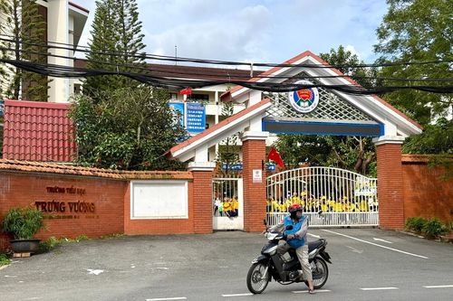 Vụ tố 'thực phẩm bẩn' tuồn vào trường: Tiếp tục đình chỉ hiệu trưởng
