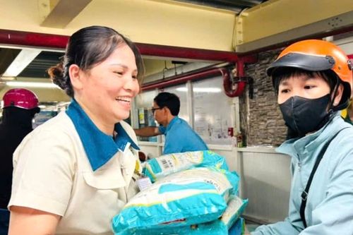 Một nữ lao động tại Đồng Nai được trao giải thưởng 'Nữ đoàn viên Công đoàn năng động, sáng tạo, trách nhiệm'