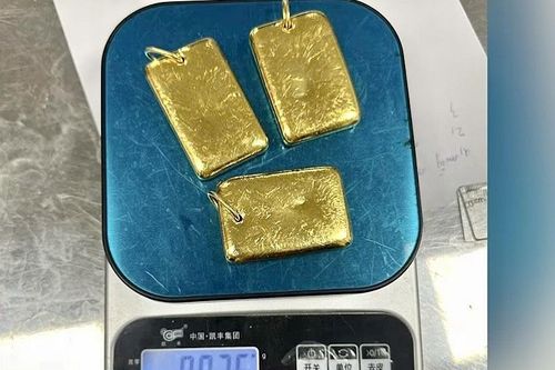 Hải quan chuyển hồ sơ sang công an vụ hành khách mang 3 miếng nghi là vàng