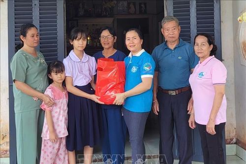 'Mẹ đỡ đầu' nâng bước trẻ em khó khăn