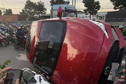 Ô tô mất lái tông hàng loạt xe máy dừng đèn đỏ ở TPHCM