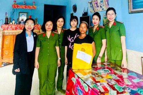 Tặng quà cho phụ nữ nghèo
