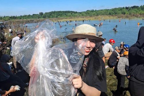 Hàng trăm người ào xuống chân đập thủy điện đánh bắt cá ngay khi ngưng xả tràn