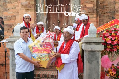 Lãnh đạo Ban Văn hóa - Xã hội HĐND tỉnh dự Lễ hội Katê tại tháp Pô Rômê